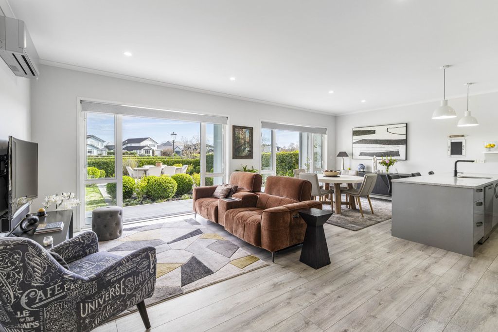 Architectural Executive Lakefront Living - Mehr