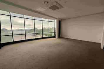 Modern Retail Space for Lease – High Exposure