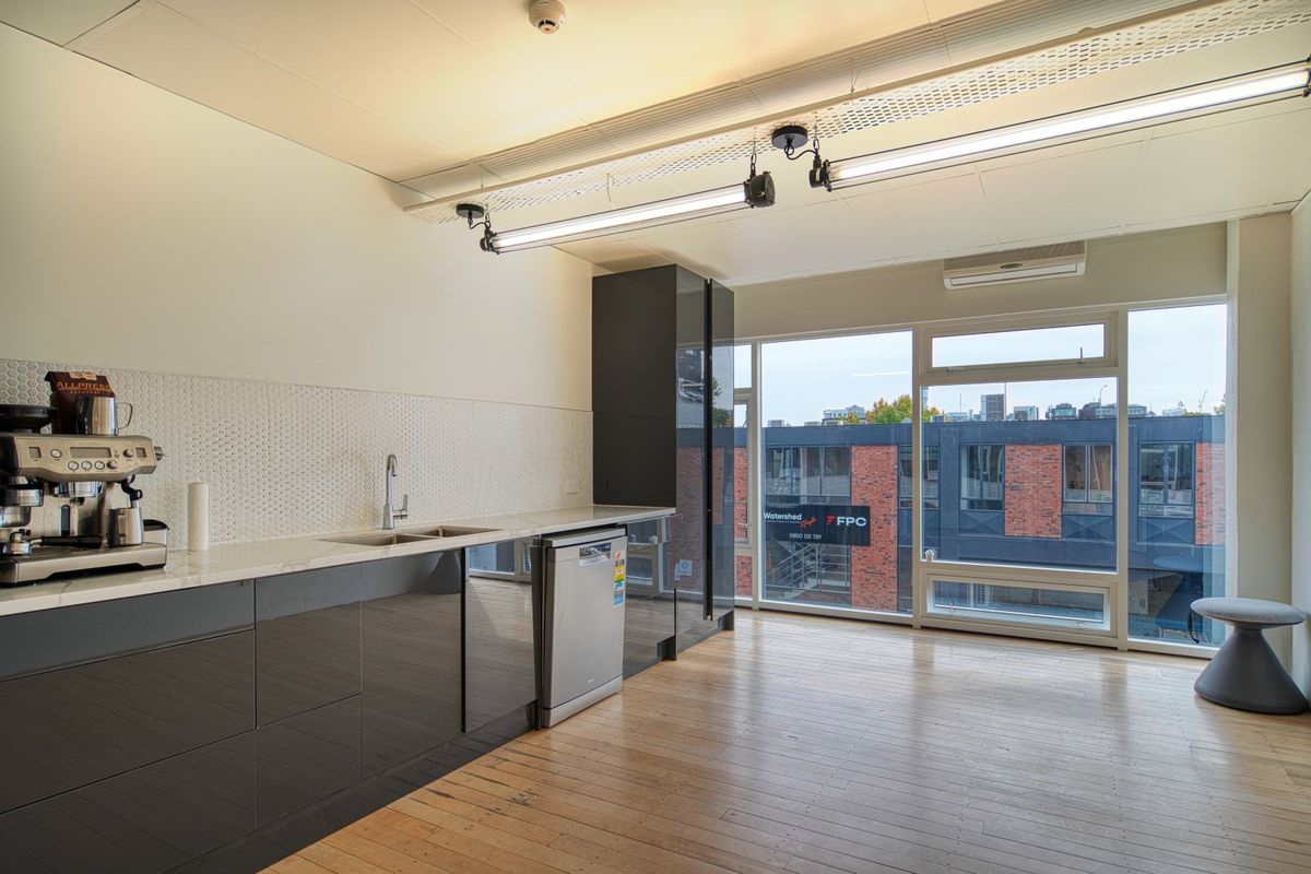 Turnkey character office in sought after precinct - Więcej