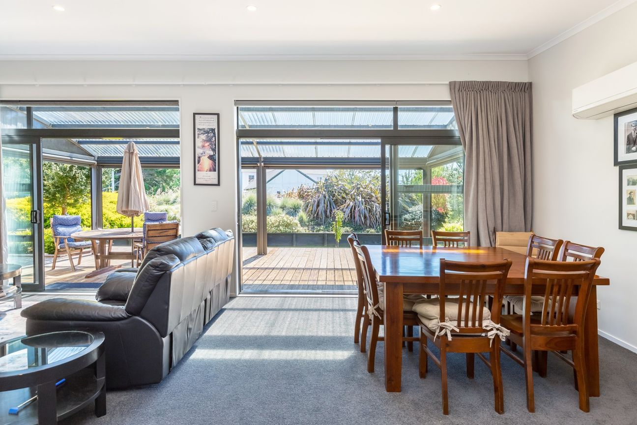 Lush surrounds with low maintenance living - Mehr