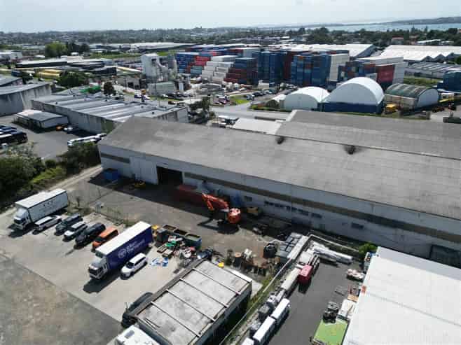 CBRE | Warehouse with Yard & Dual Gantry