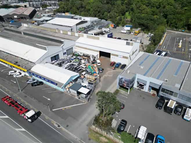 CBRE | Warehouse with Yard & Dual Gantry