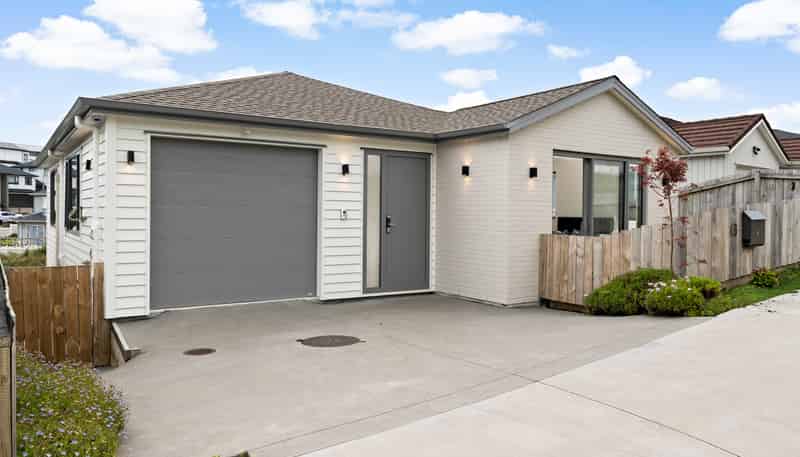 6 Baumea Rise, Massey
