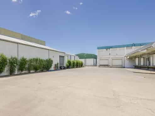 Workshop with amenities