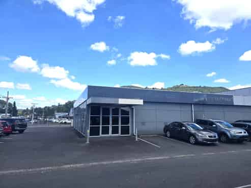 High-Visibility Showroom & Warehouse