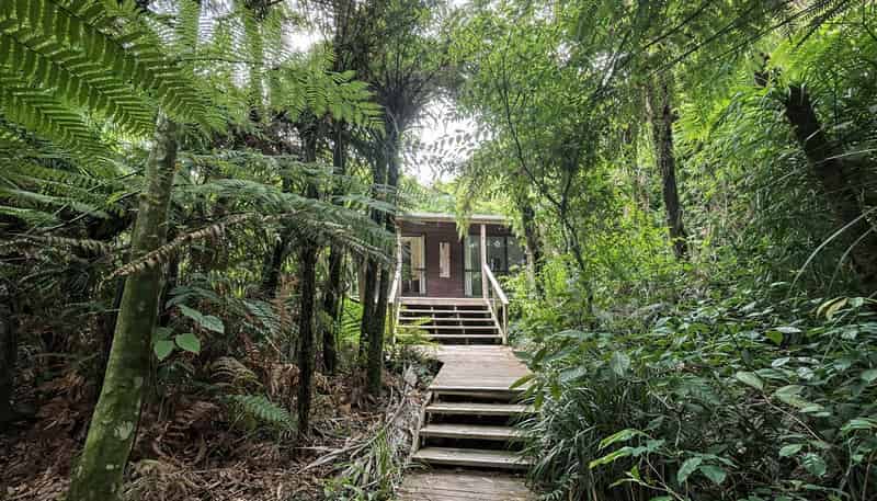 416 Scenic Drive, Waiatarua