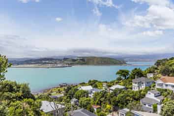 24 Hungerford Road, Lyall Bay