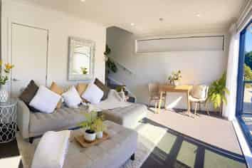 11 Ara Patukawenga, Tawa