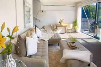 11 Ara Patukawenga, Tawa