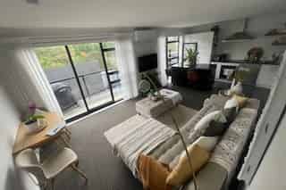 11 Ara Patukawenga, Tawa