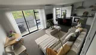 11 Ara Patukawenga, Tawa