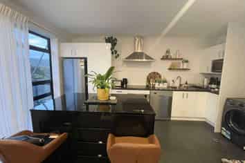 11 Ara Patukawenga, Tawa