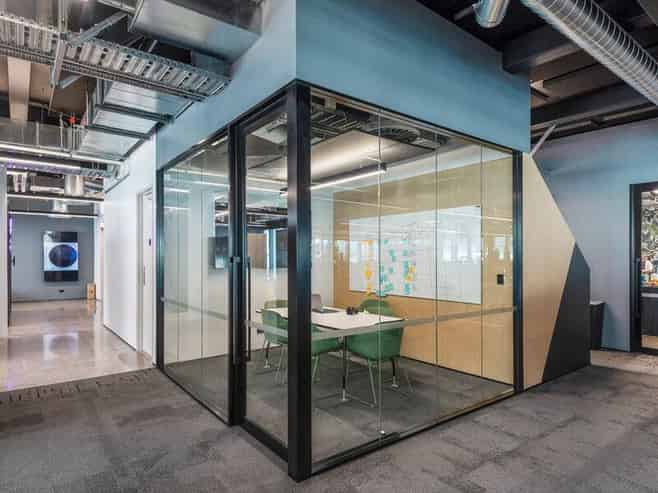 MODERN OFFICE WITH SIGNAGE & 20+ PARKS