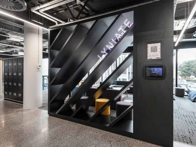 MODERN OFFICE WITH SIGNAGE & 20+ PARKS