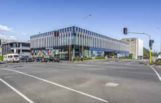 MODERN OFFICE WITH SIGNAGE & 20+ PARKS