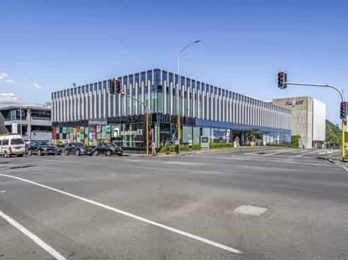 MODERN OFFICE WITH SIGNAGE & 20+ PARKS
