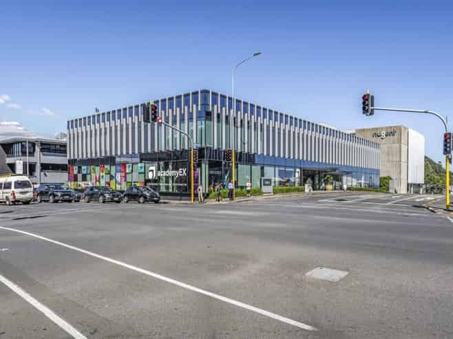 MODERN OFFICE WITH SIGNAGE & 20+ PARKS