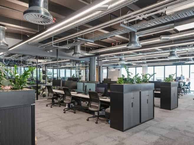 MODERN OFFICE WITH SIGNAGE & 20+ PARKS