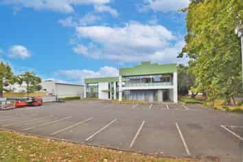 STANDALONE OFFICE WITH ON-SITE PARKING
