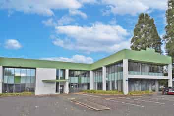 STANDALONE OFFICE WITH ON-SITE PARKING
