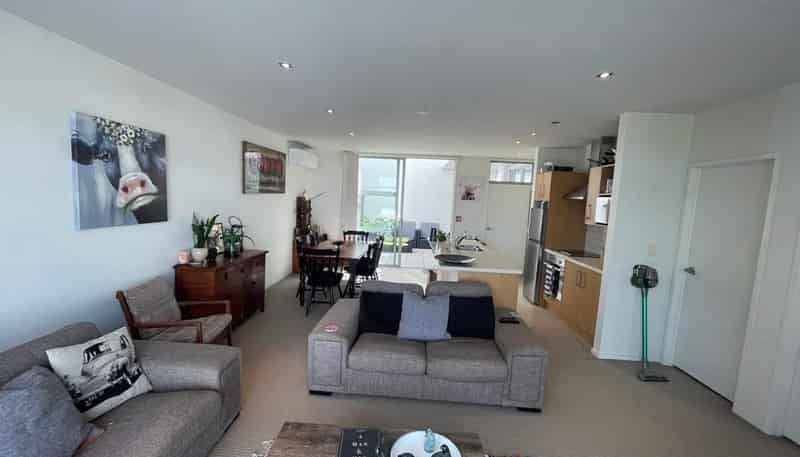 1J/1C Queen Mary Ave, Epsom