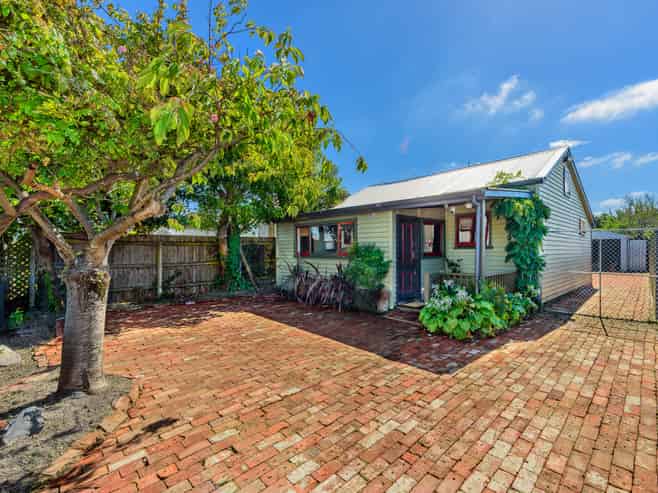 437 Ferry Road, Woolston