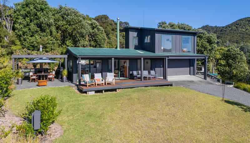 100 Kaipapaka Row, Te Rerenga