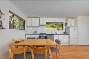 100 Kaipapaka Row, Te Rerenga