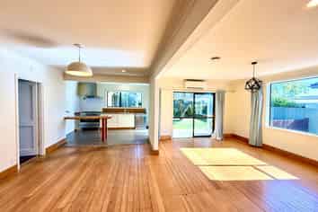 52 Pitcairn Crescent, Bryndwr