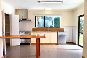 52 Pitcairn Crescent, Bryndwr