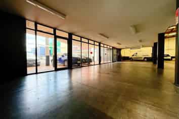 High Profile Wairau Showroom | 523 m2