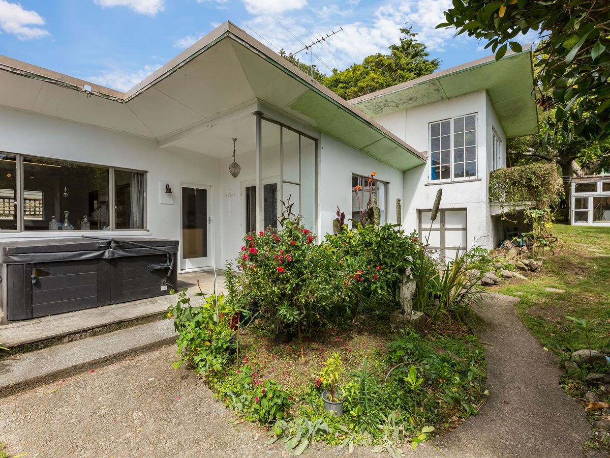 136 Hine Road, Wainuiomata, Lower Hutt City, Wellington - Photo 2