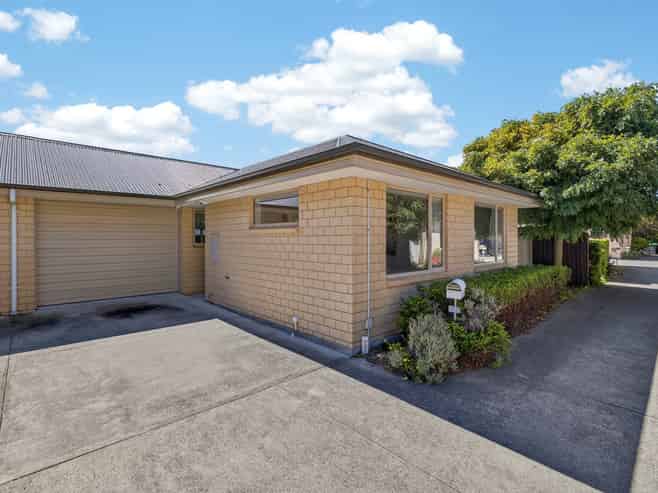 52 Thackeray Place, Waltham