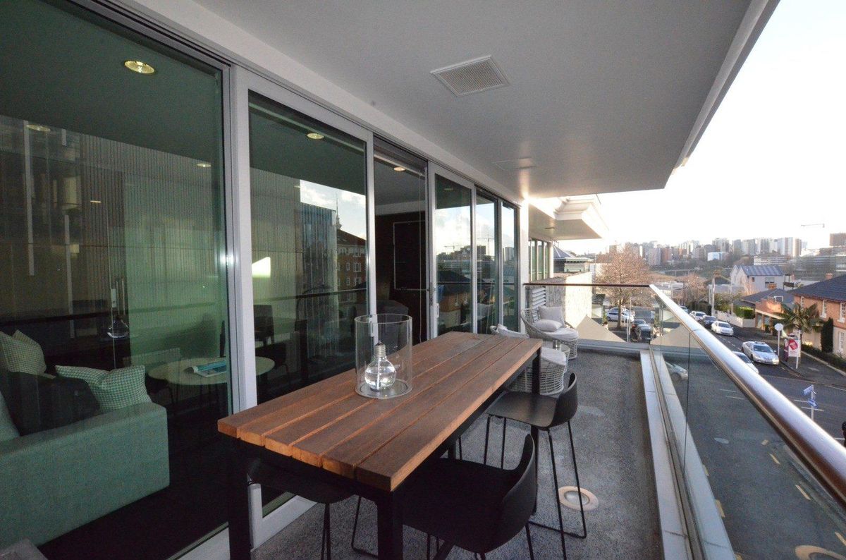 Well-Fitted Parnell Office with Deck - Widok 4