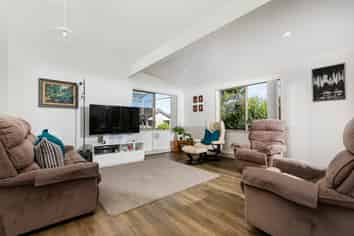 1/34 Waipuia Place, Greenhithe