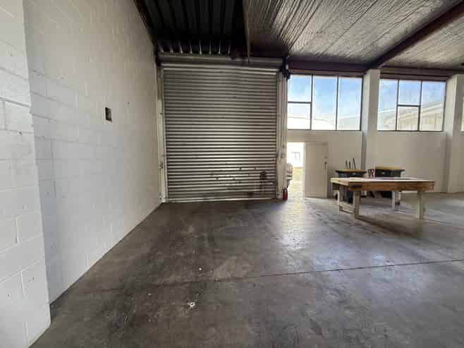 Road front live/work with great exposure