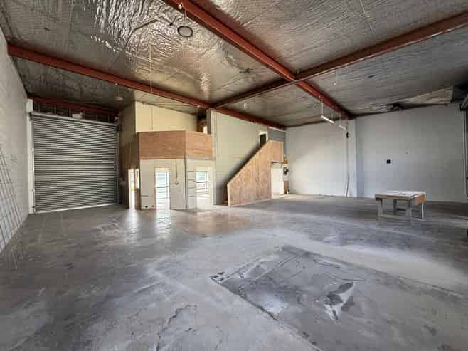 Road front live/work with great exposure