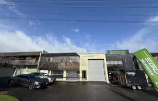 Road front live/work with great exposure