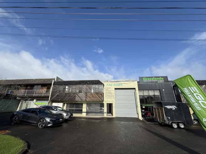 Road front live/work with great exposure