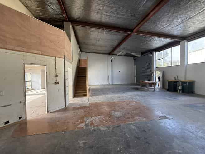 Road front live/work with great exposure