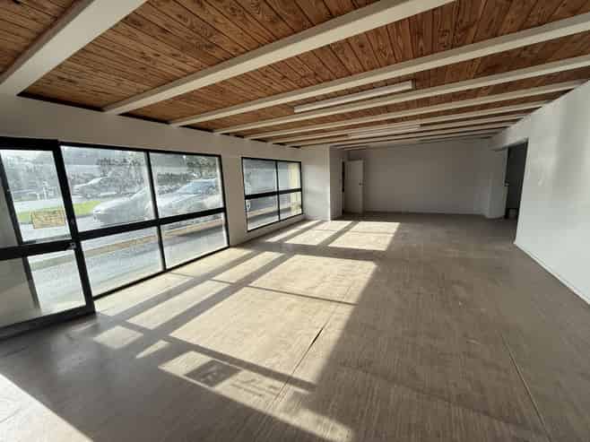 Road front live/work with great exposure