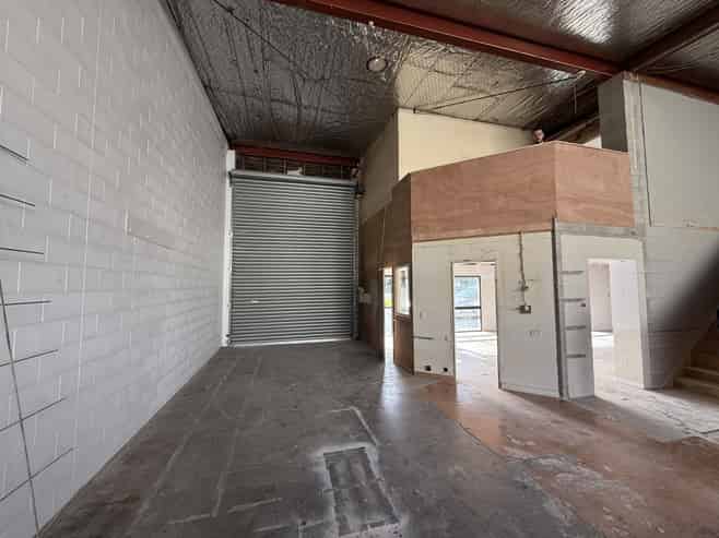 Road front live/work with great exposure