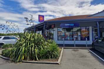 Prime Corner Retail with Customers at your door