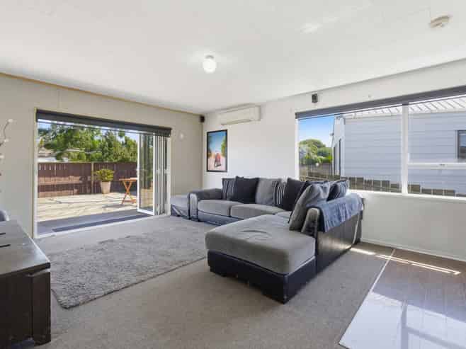 11 Ngatira Place, Clendon Park