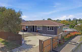 11 Ngatira Place, Clendon Park