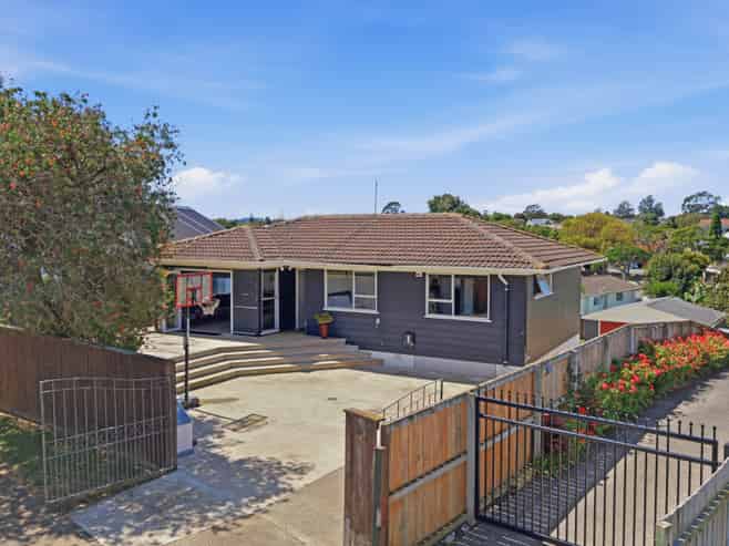 11 Ngatira Place, Clendon Park