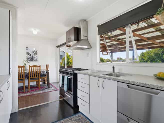 11 Ngatira Place, Clendon Park