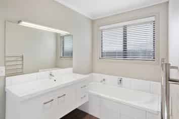 74 Fairfax Crescent, Pyes Pa