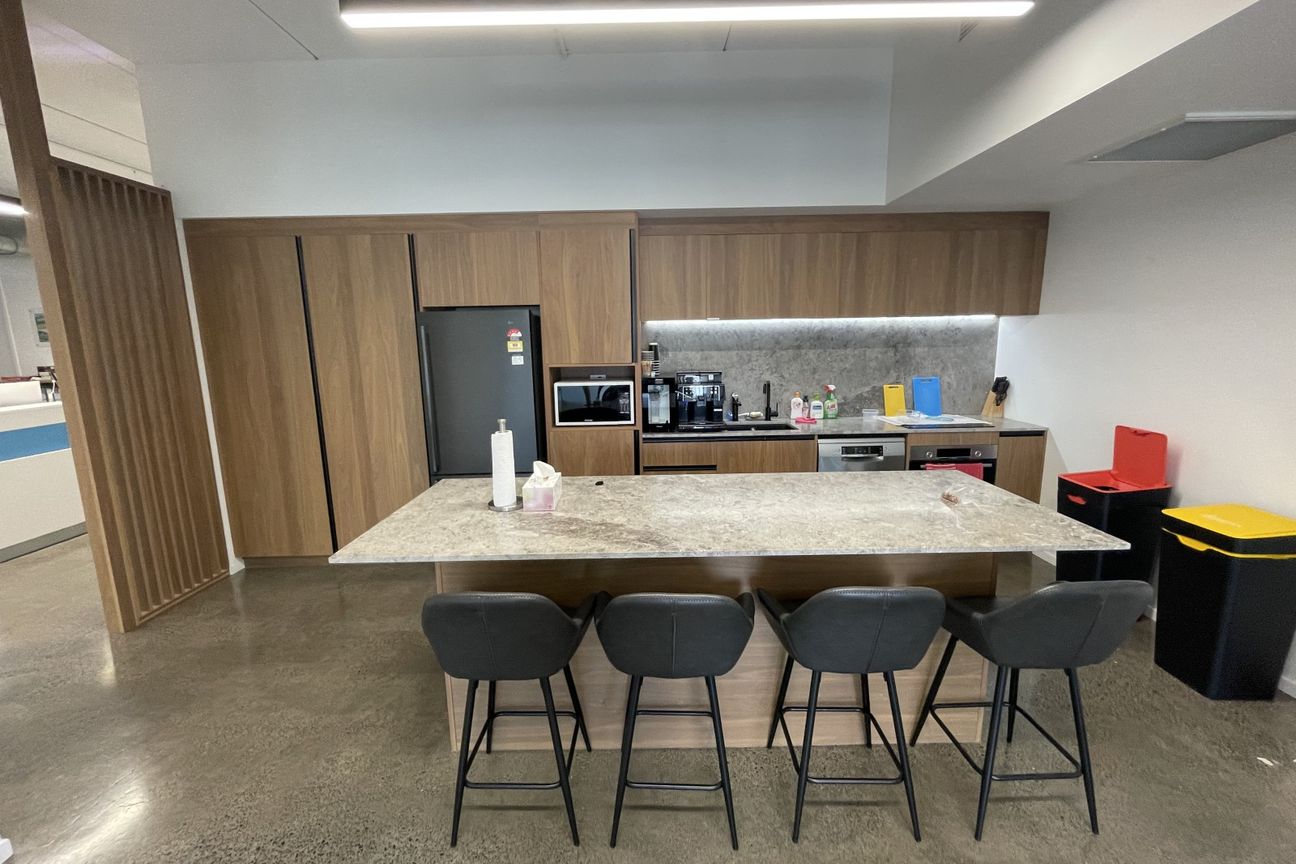 Modern & Professional | 5 Carparks - Vista 4