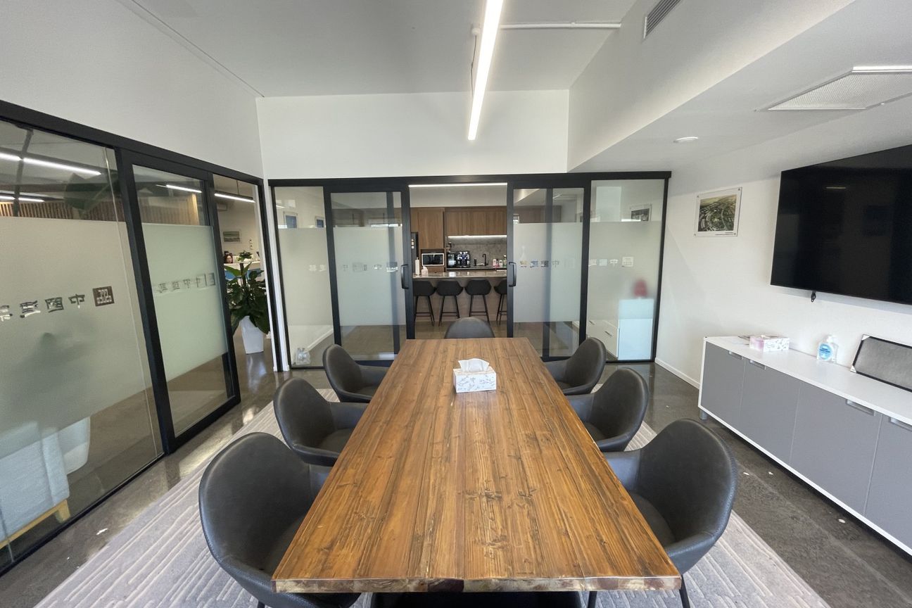 Modern & Professional | 5 Carparks - Vista 6
